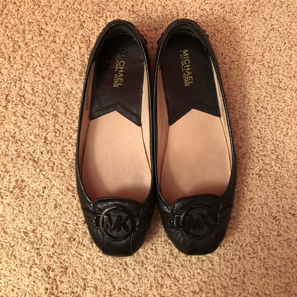 Michael Kohrs black dress flats